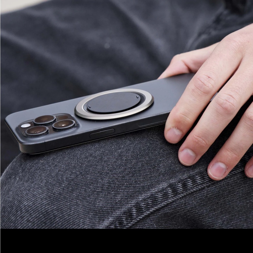 Oh snap Snap4 Phone Grip and Stand black & stone
Grip. Stand. Charge. Stick.
